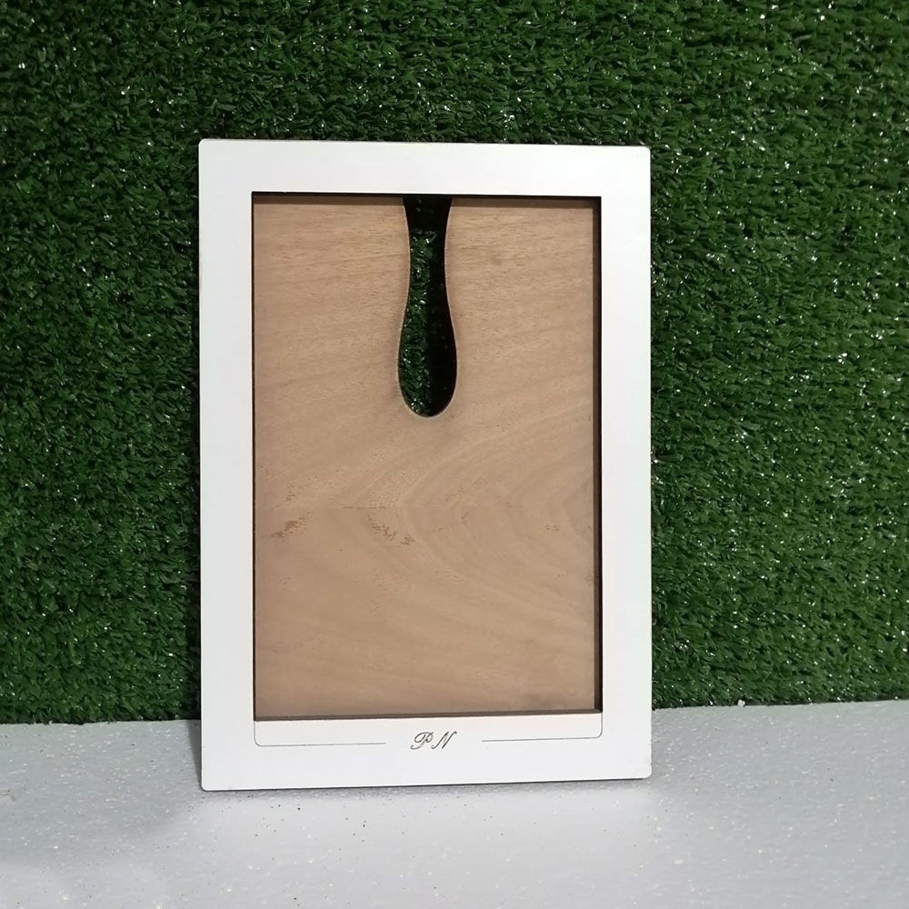 Cornice in Legno con Incisione delle Iniziali