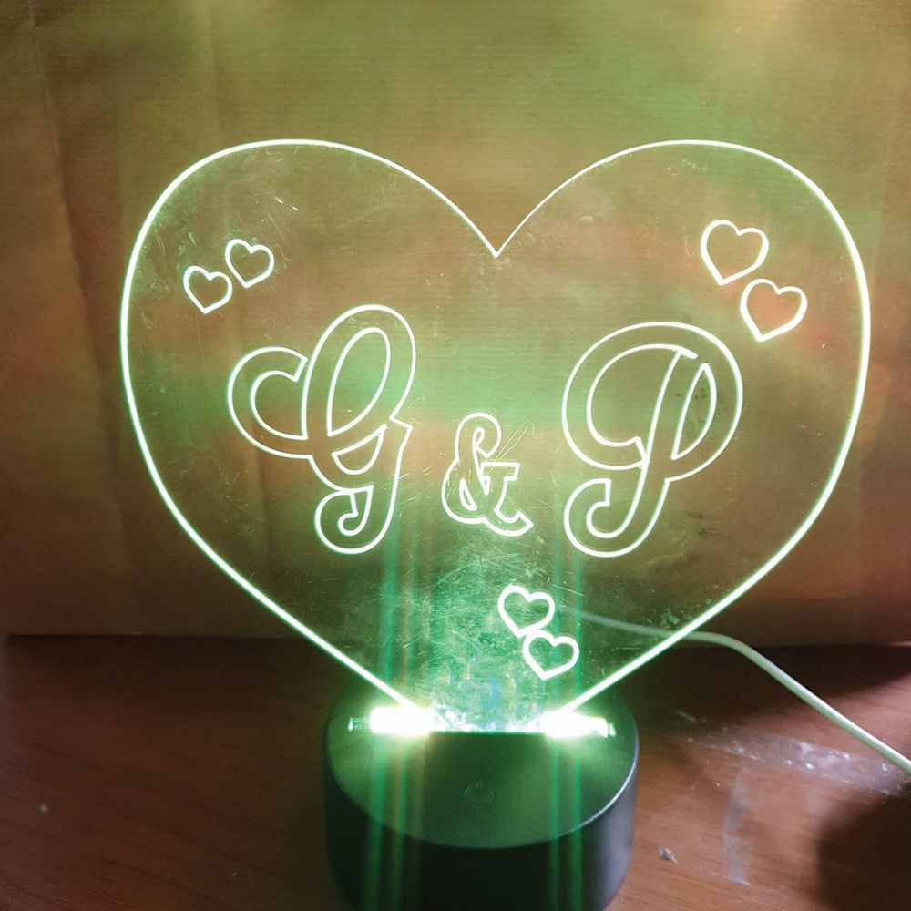 Lampada a forma di cuore con luce led e frase incisa